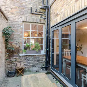 Bright De Beauvoir Pied A Terre Apartment