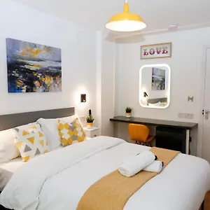  Privatunterkunft New Luxury In The Heart Of Next To Shops, Cafes, Bars & Metro With Shared Bathrooms