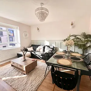 3 Minutes To Tower Of Trendy Shoreditch Recently Refurbished 3 Bedrooms Sleeps 8 Apartment